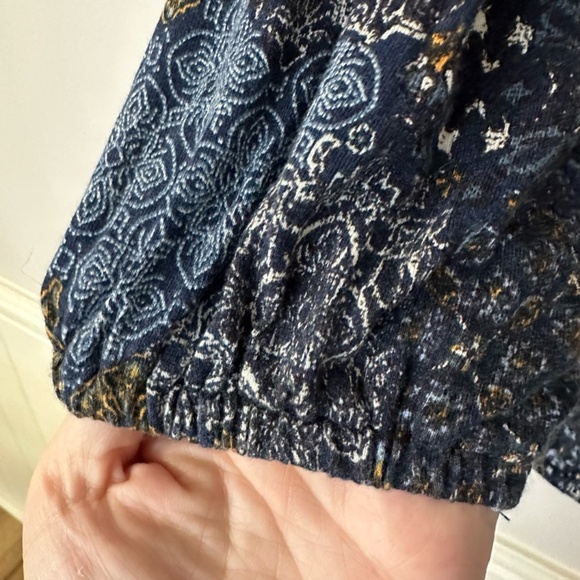 Michael Kors Women’s Scoop Neck Navy Blue & Gold 3/4 Sleeve Flowy Top Sz M GUC - Picture 5 of 8